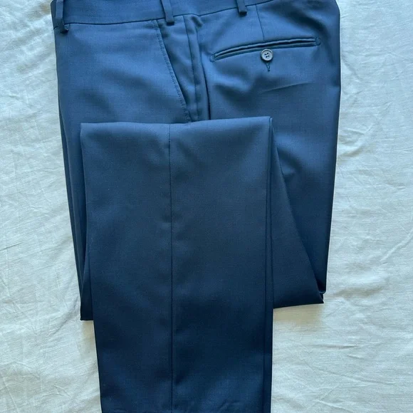 Suitsupply S110’s Midnight Blue Lazio Suit